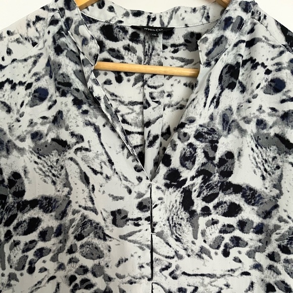 RW & CO. Animal print blouse. Long sleeve long torso tunic top Subtle Sexy Large - Picture 6 of 10